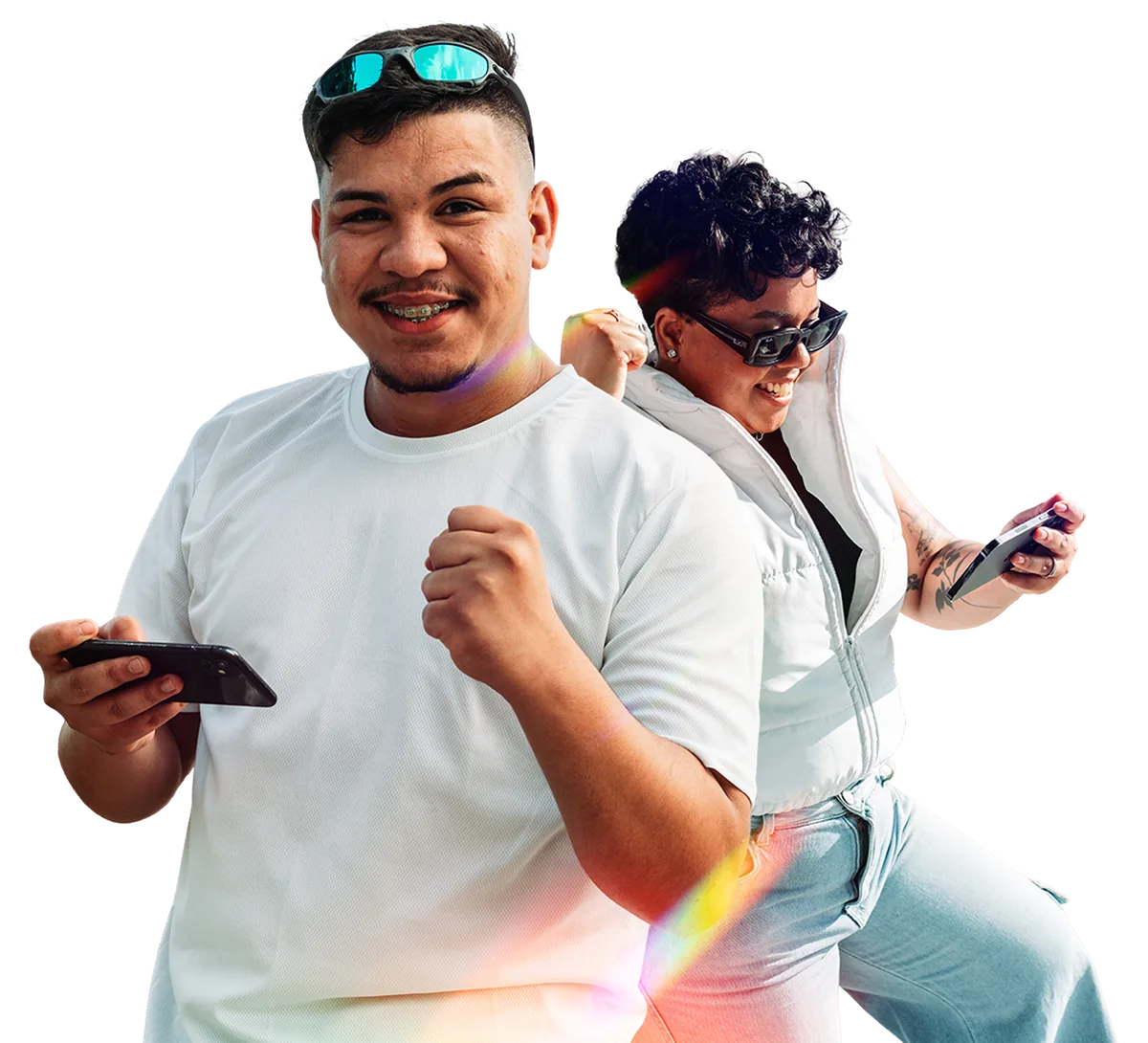 Dois jogadores comemorando com o celular na mão